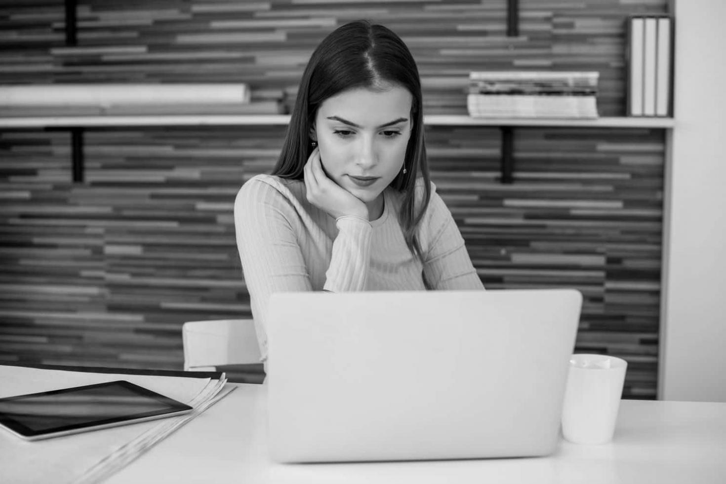 Účastníci workshopu Jomuqoy pri práci s rozpočtovými tabuľkami